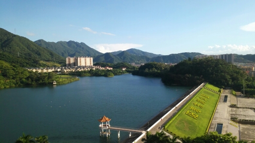 阳春东湖水库绿道,环湖一圈约3公里,沿途风景秀丽,并有黄腊石刻立于