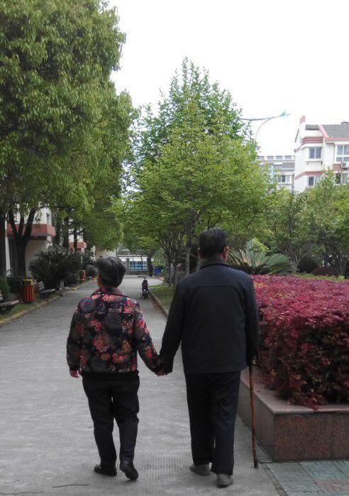 我们手拉手,一起往前走.