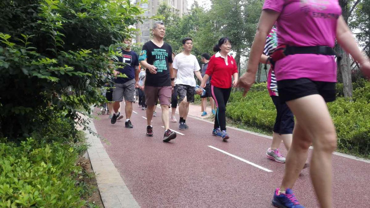 清晨的激情健走