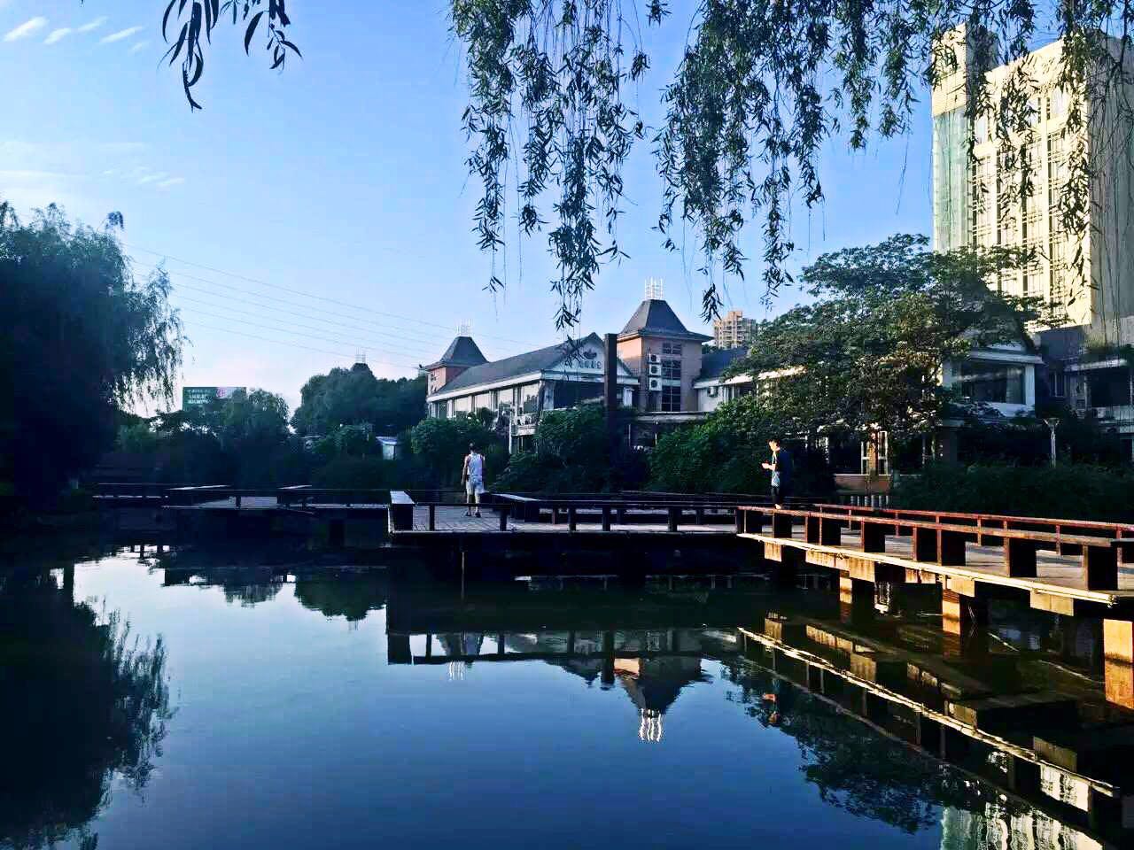 推荐理由:玉环公园是一座城市公园,在市区中心,供市民休息活动.