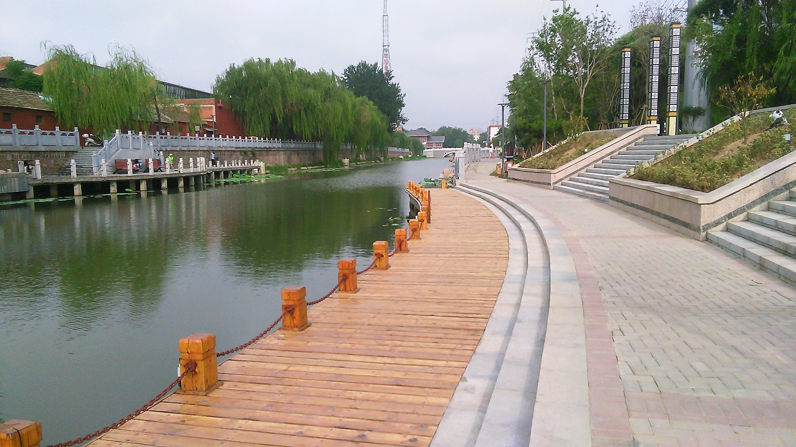 绿影长廊,琴韵广场,春秋码头,西峰码头,西湖公园等景观,又以曹操的