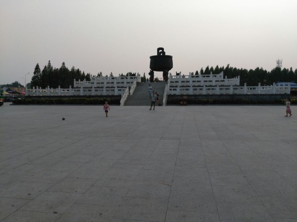 推荐理由:中华姓氏广场位于黄帝故里景区门前,原名轩辕广场,由于地处