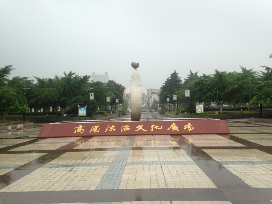 步道/公园名称:银杏广场(又名高港法治文化广场) 地理位置:高港区政府南面 开放时间:全年 门票价格:免费 交通路线:泰州公交车11路或者K1路到达高港中学站,向西步行500米即可到达 步道/公园简介:银杏广场的取名源于高港区著名的银杏之乡和广场内保存的百年以上的银杏树。