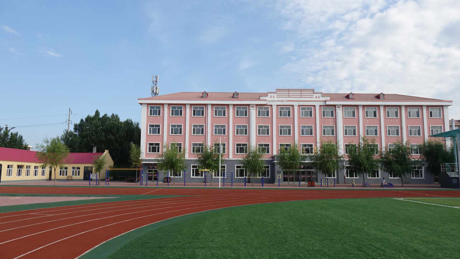 1,步行名称:桦川县第三中学田径场 2,地理位置:桦川县第三中学创建于