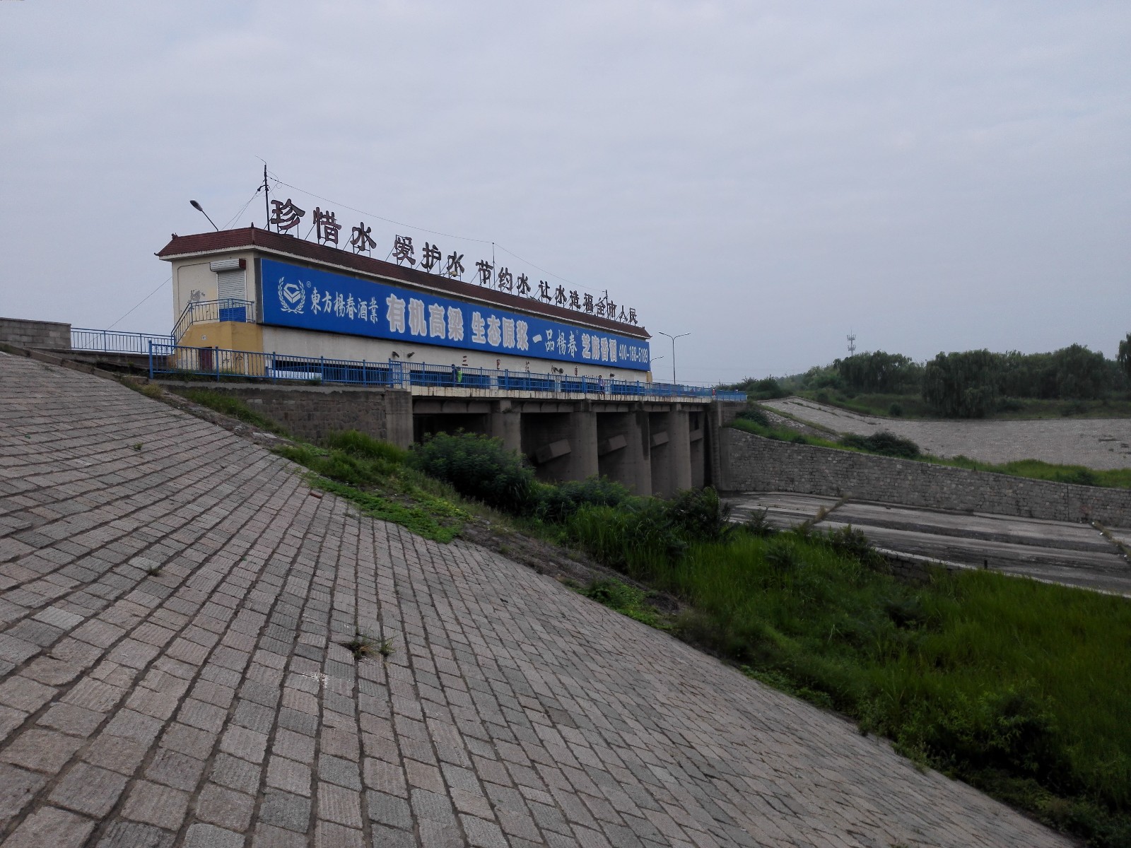 山东省诸城市三里庄水库坝顶健走场地