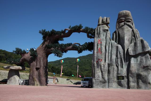 推荐路线:从长寿山景区门口,沿着清洁的水泥路面走500米,再沿着大理石