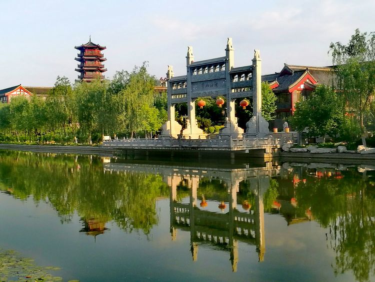 一边眺望南阳河仿古美景,风景美不胜收,清风徐徐,空气宜人