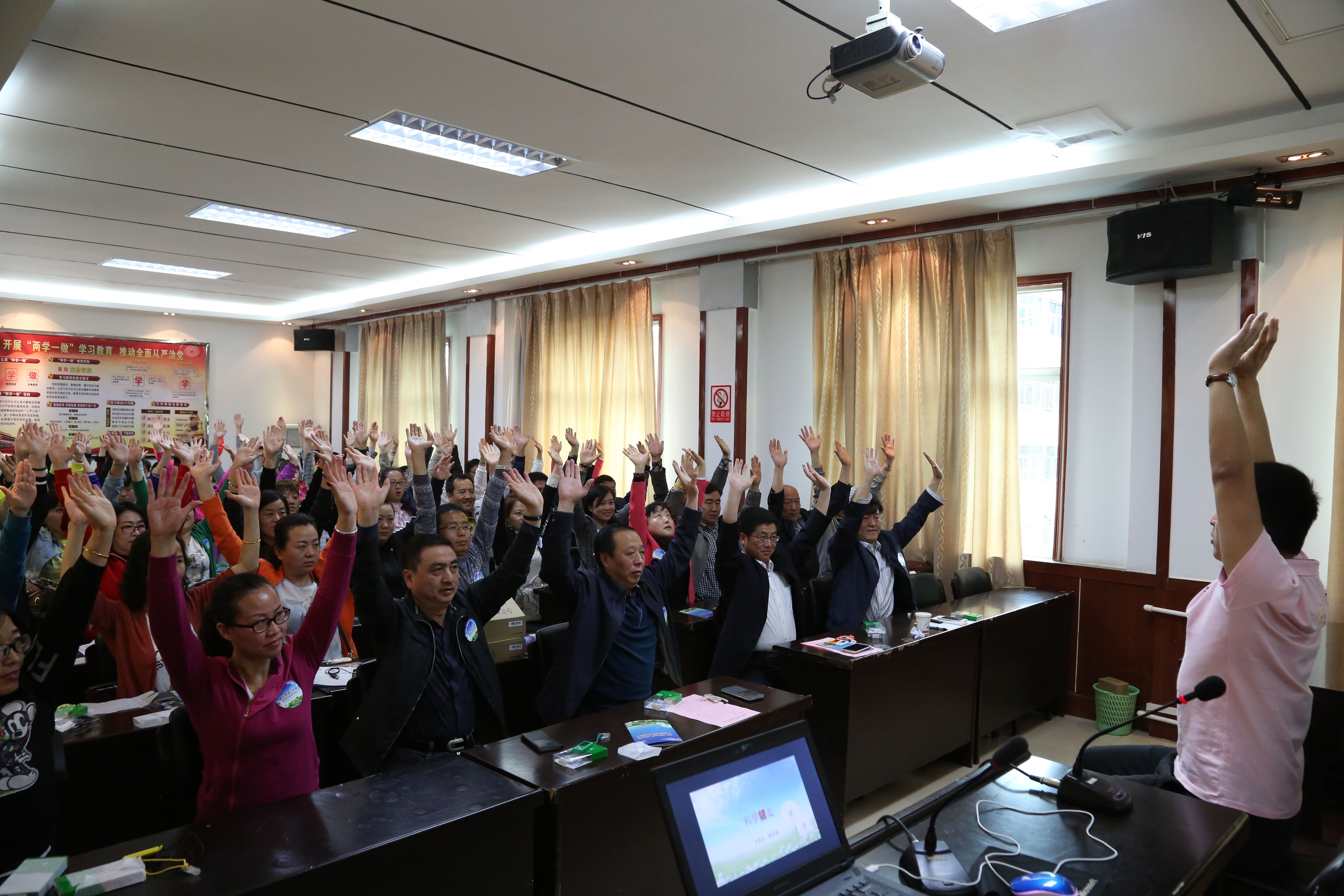 为了改善陕西省延安市宝塔区职业人群的健康状况,培养职业人群养成日行万步的生活习惯,提高职业人群的身体素质和健康水平,激励全区机关企事业单位员工和居民参与运动,提升慢病防控示范区建设水平,万步有约职业人群健走激励大奖赛在全区范围内正式启动。 宝塔区首届万步有约职业人群健走激励大奖赛启动仪式于5月26日隆重举行,延安市疾控中心主任张永智、副主任张发信,宝塔区政府副区长雷世全、宝塔区政策研究室副主任党磊,宝塔区卫生局副书记刘霖等领导出席了本次活动。启动仪式由宝塔区疾控中心主任刘鑫主持,宝塔区3个参