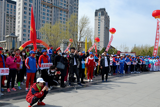 县人大常委会副主任赵伟东,县政协副主席徐道强,县卫生健康局局长卢战