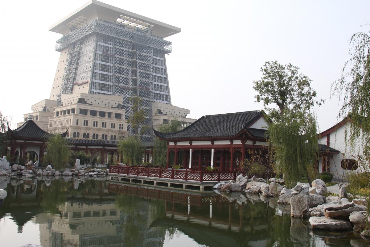 投稿时间:2016-06-17 09:29:36 在郑州西亚斯大学散步,现代化图书馆和