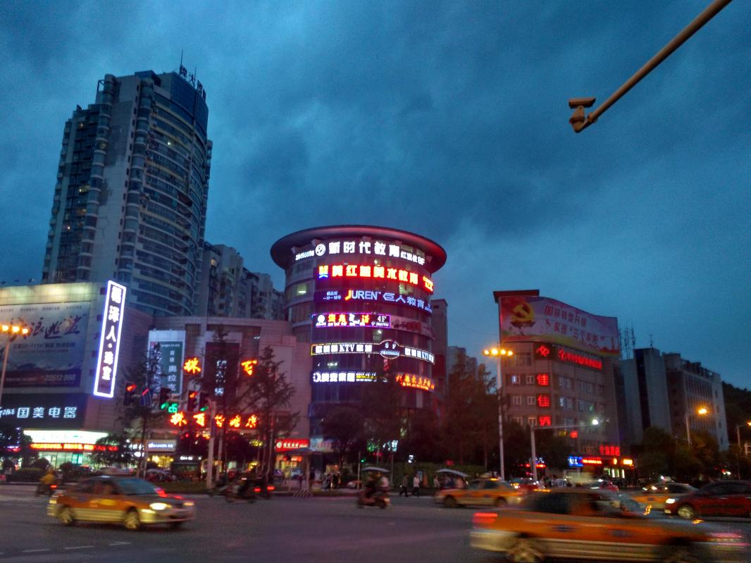 wbyy的候选作品 投稿时间:2016-07-03 21:50:03 在株洲市红旗广场散步