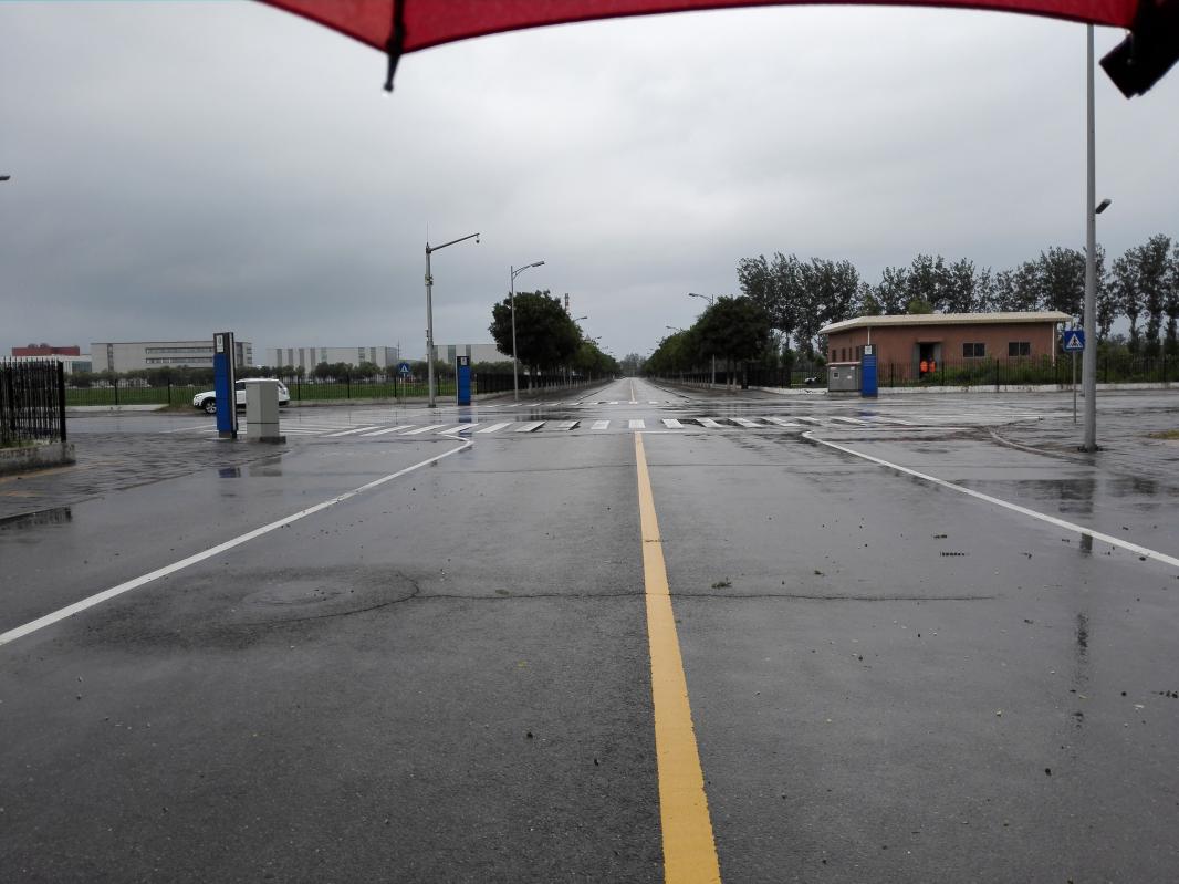 雨中的十字路口