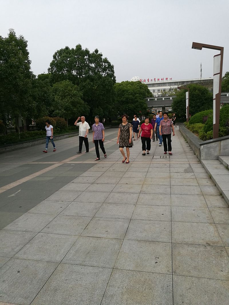 发现健走场地宁海县潘天寿广场