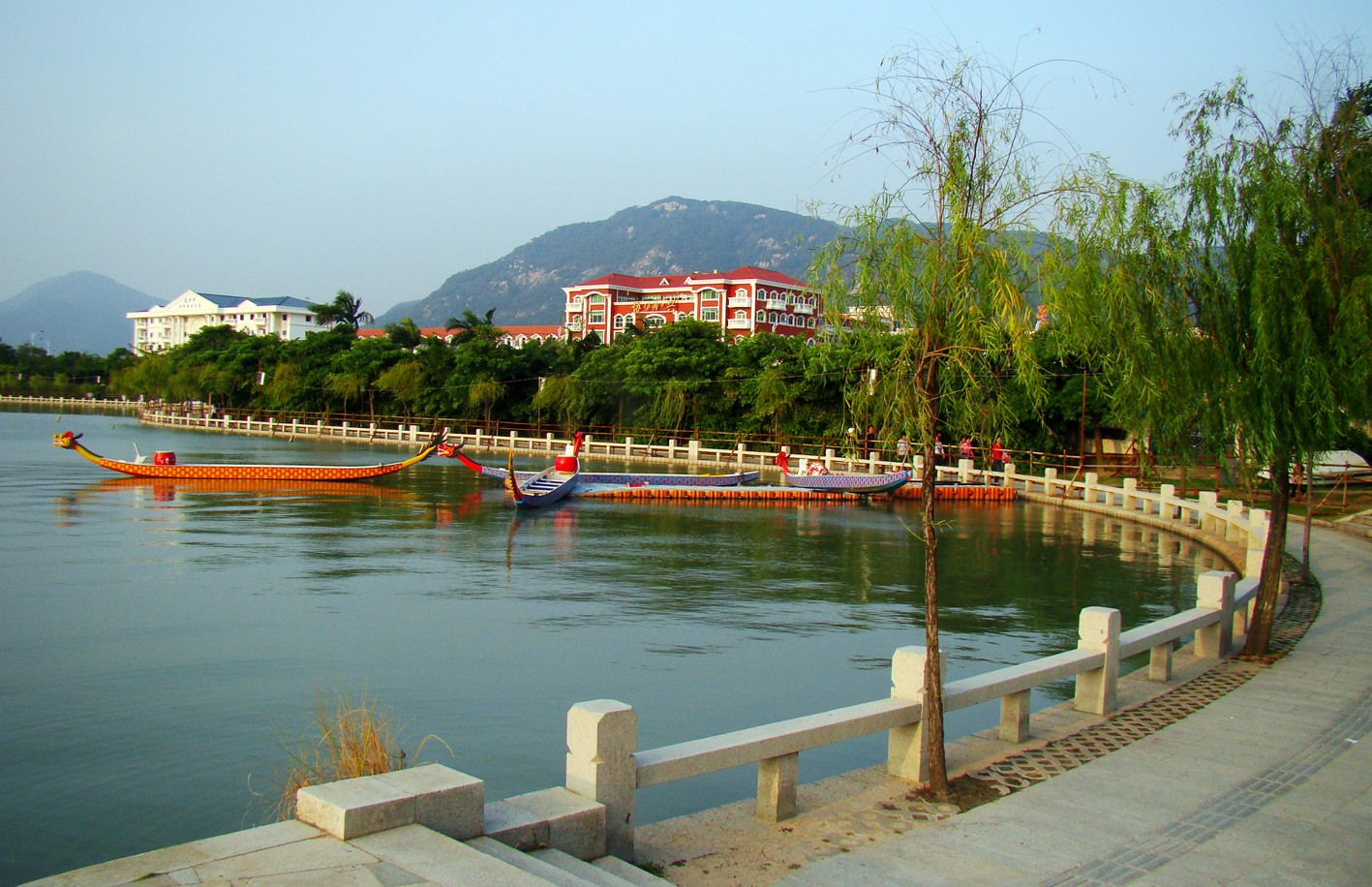 以及西湖小区等经济适用房,西湖公园作为泉州市最大的城市公园,完善的