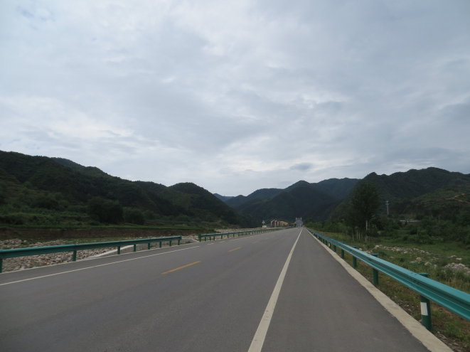 ( 1 )步道 / 公园名称:关山健走大道 ( 2 )地理位置:陇州大道怯河