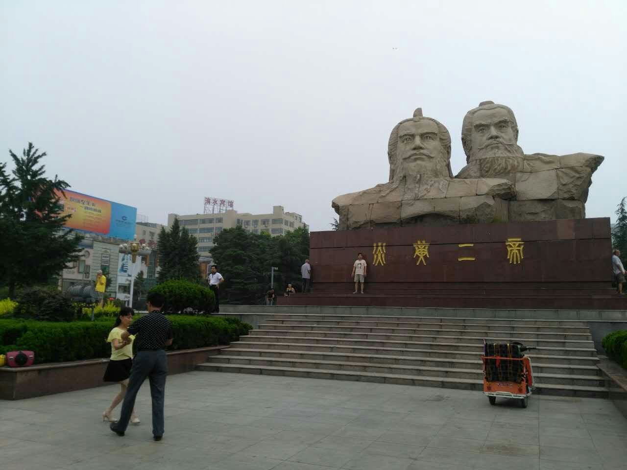 新郑市炎黄广场健走步道