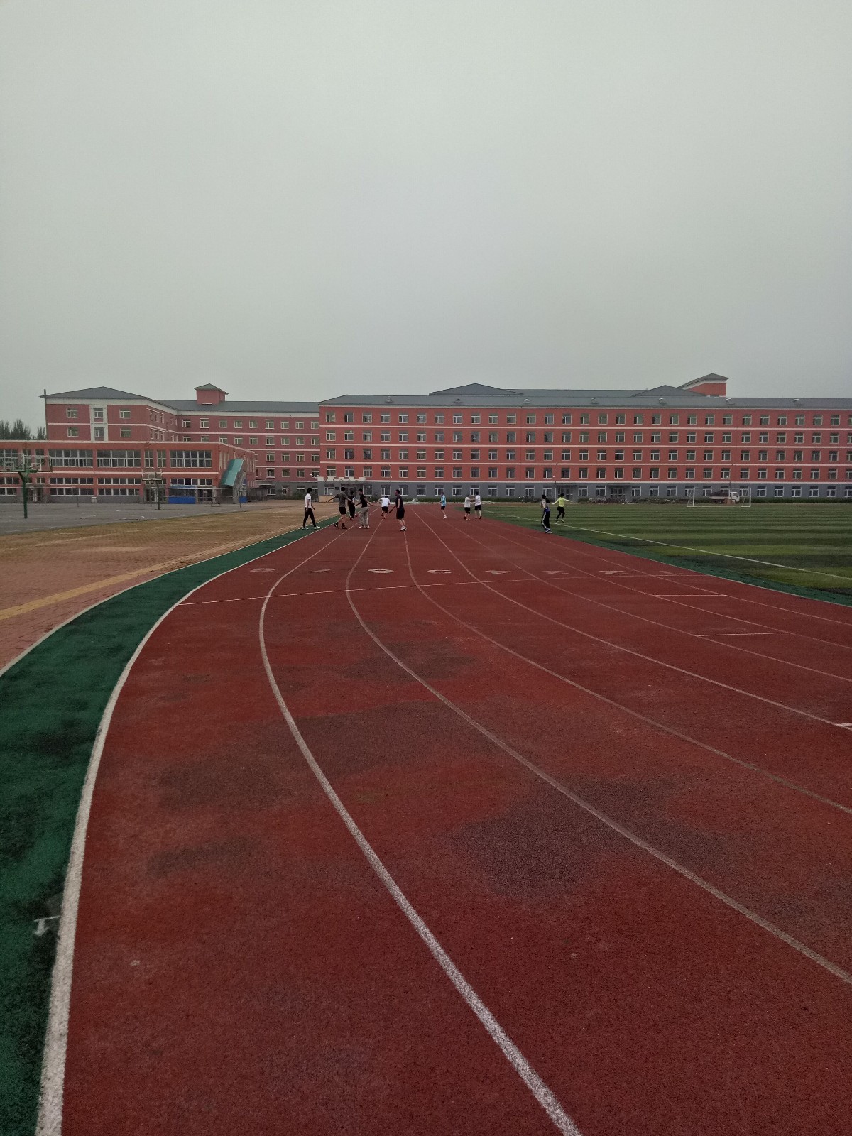 10,田径场道图片9,推荐理由:通化县第七高级中学田径场铺有塑胶跑道