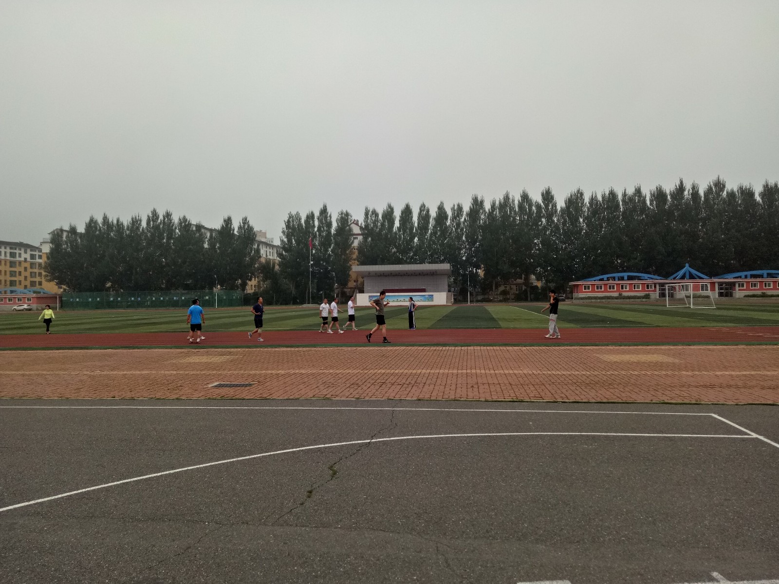 10,田径场道图片9,推荐理由:通化县第七高级中学田径场铺有塑胶跑道