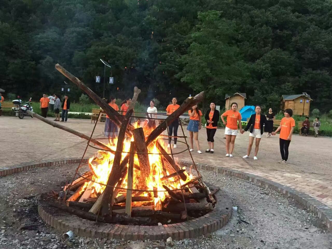             轩辕养生谷篝火晚会