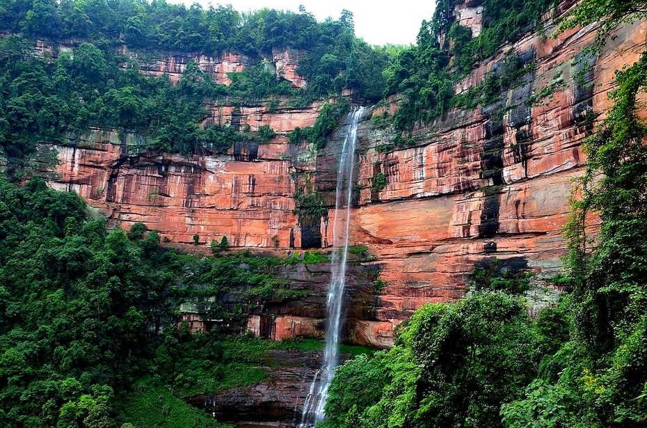 佛光岩景区面积仅10平方公里,却拥有丹峰,绝壁,溪流,飞瀑,茂林,古木