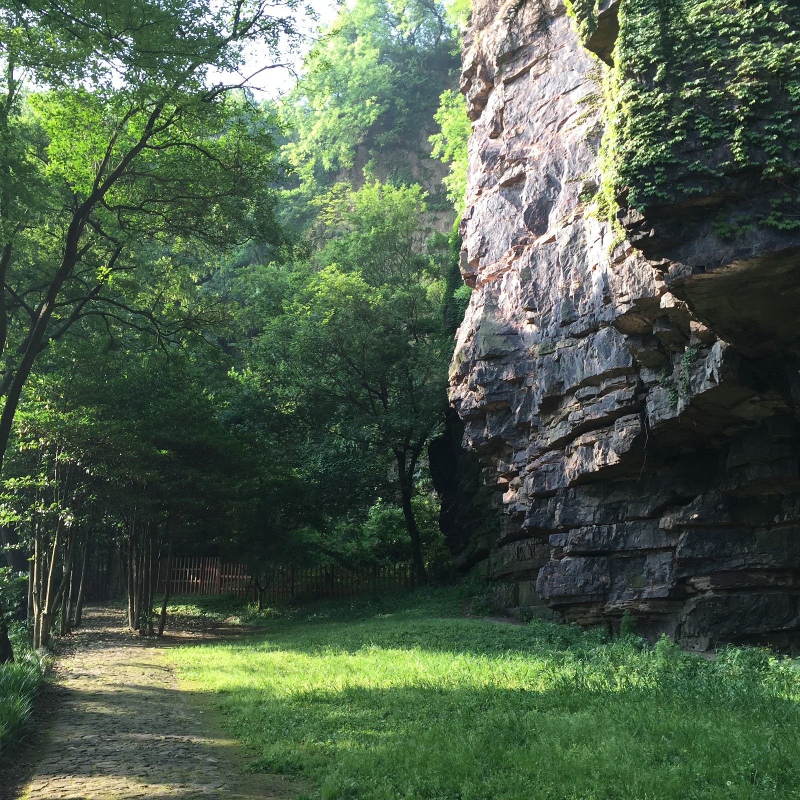 70元;(5)交通路线:5路,88路;(6)步道/公园简介:由狼山,马鞍山,黄泥山