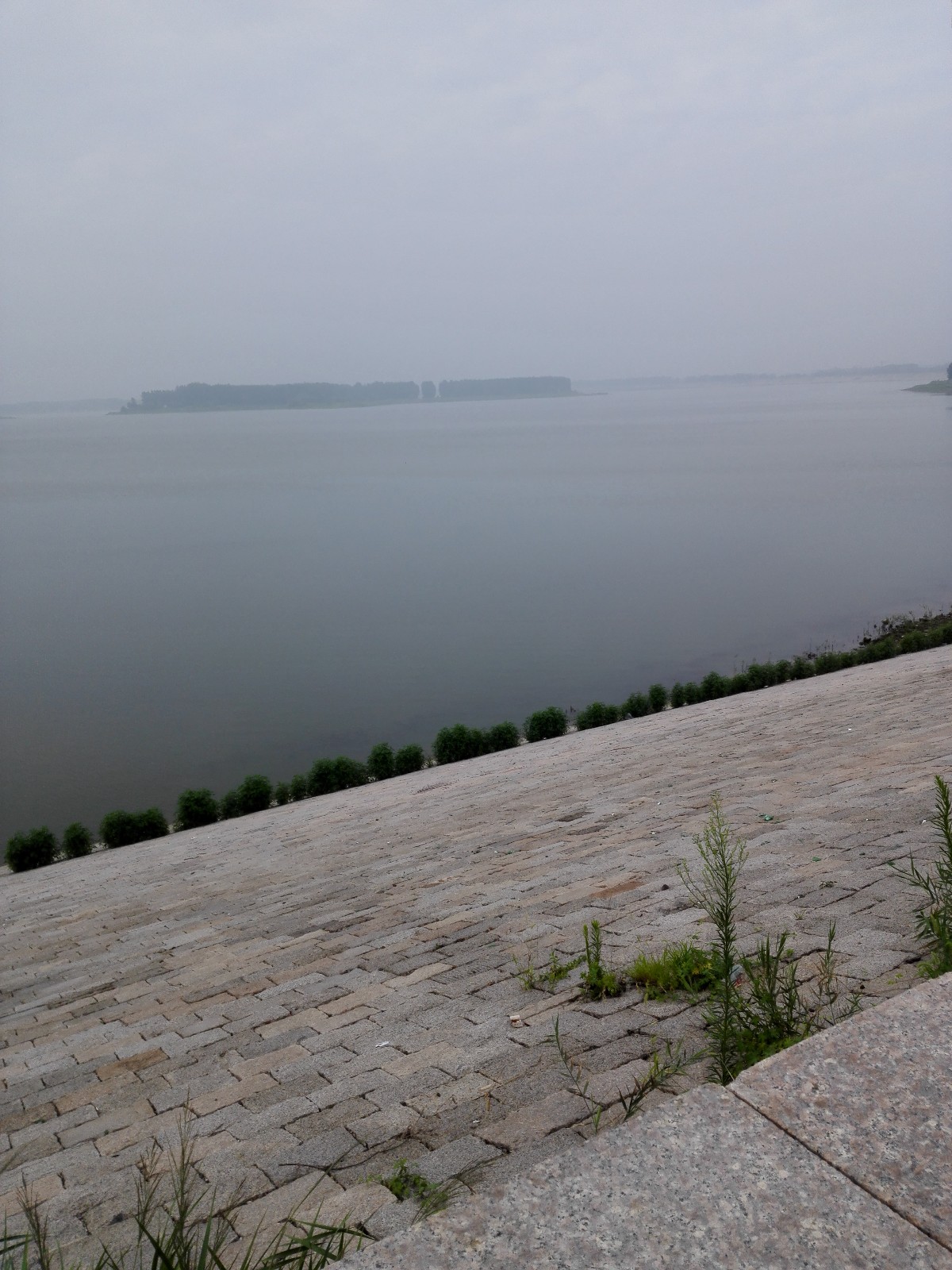 山东省诸城市三里庄水库坝顶健走场地