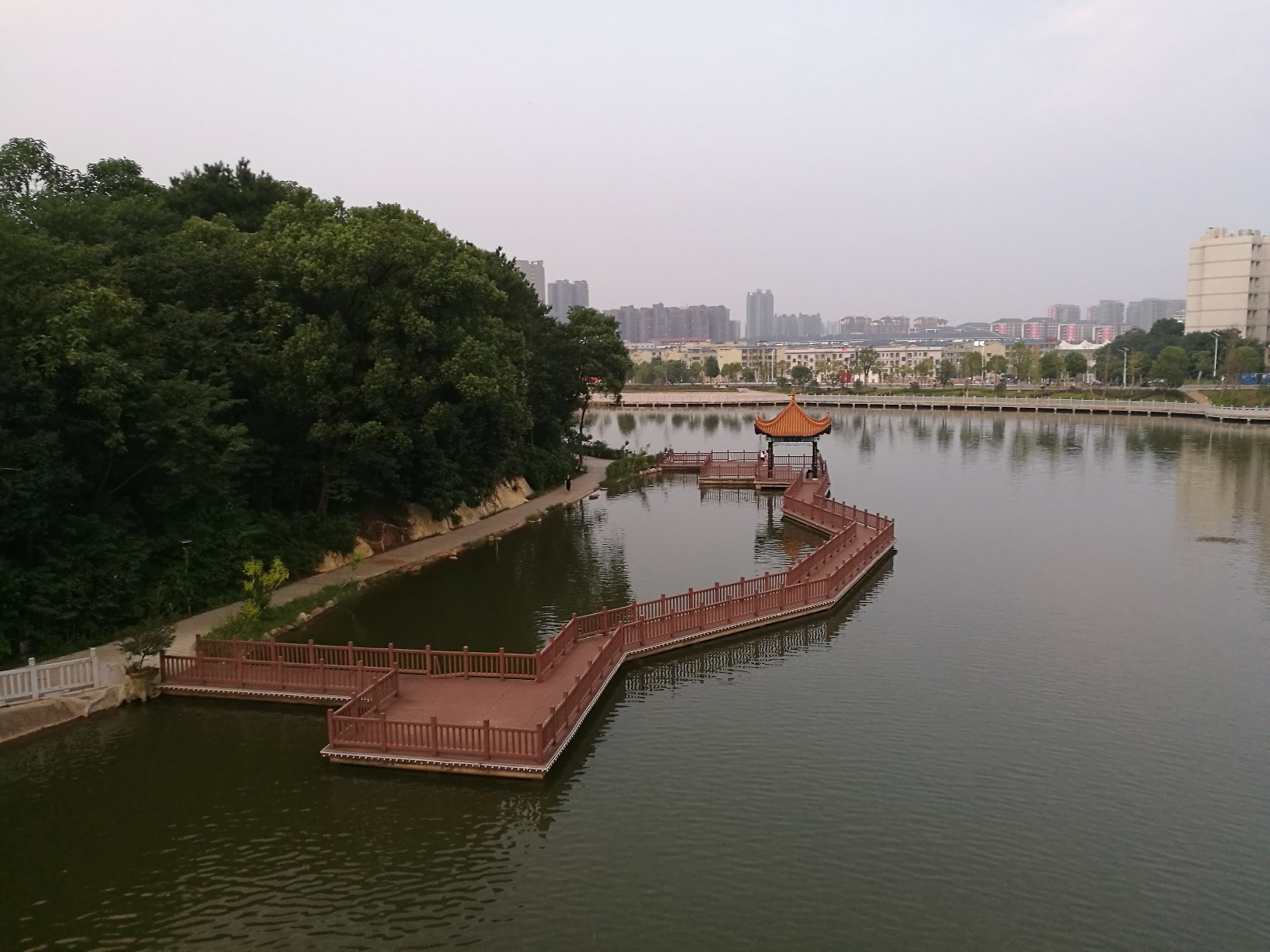 8,推荐线路:从科大东门上月湖桥,行至水上长廊,绕湖一周,约半小时; 9