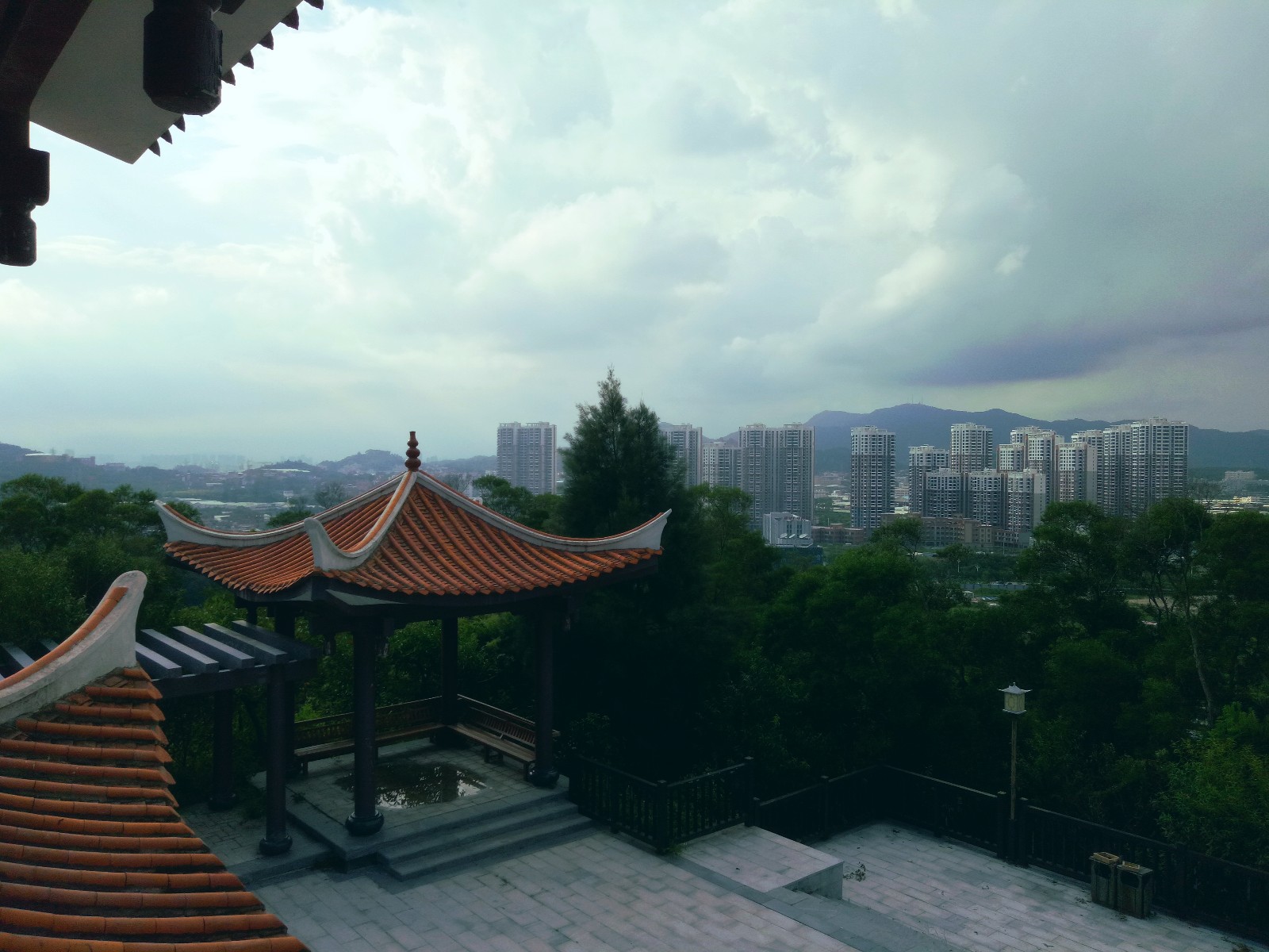 桃花山,大坪山,森林公园连成一大片休闲绿地,是泉州中心市区重要的"绿