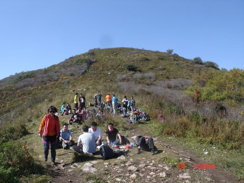 11在小平台上休息的登山爱好者.JPG