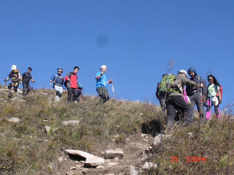 15开始下山的另一支登山队伍.JPG