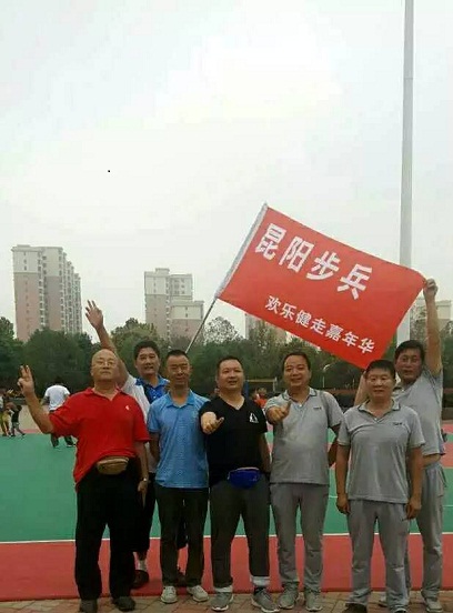 健步走队友留影.jpg