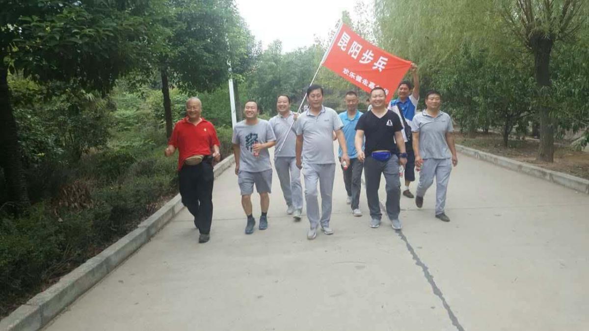 健步走队友在赛场行走.jpg