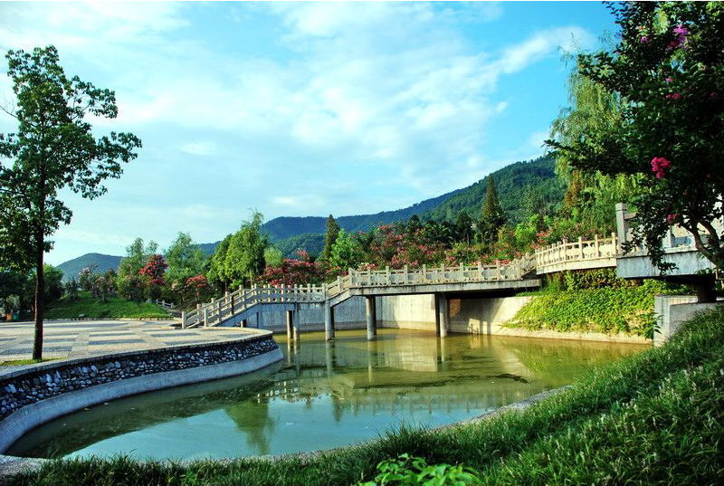 (9)推荐理由:保康县紫薇公园步道,步道一条藏于林荫间,一条临人工湖边