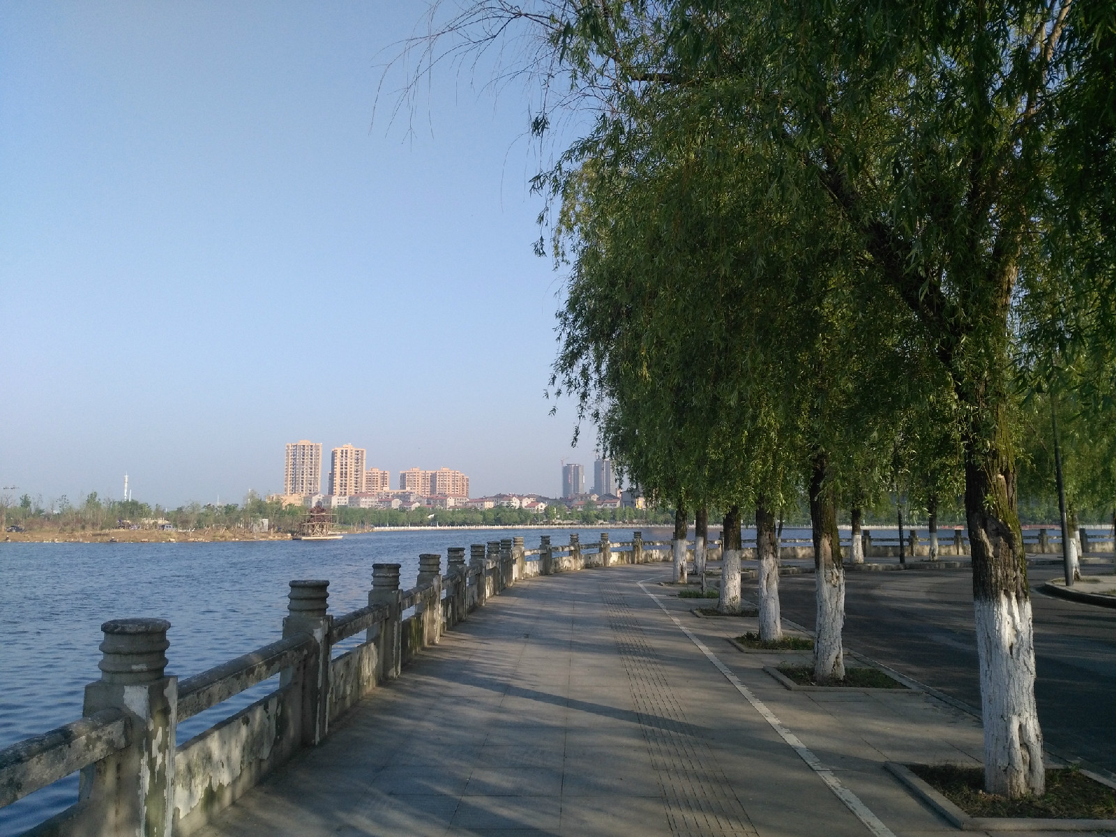 宜城市鲤鱼湖环湖步道之一情侣路步道