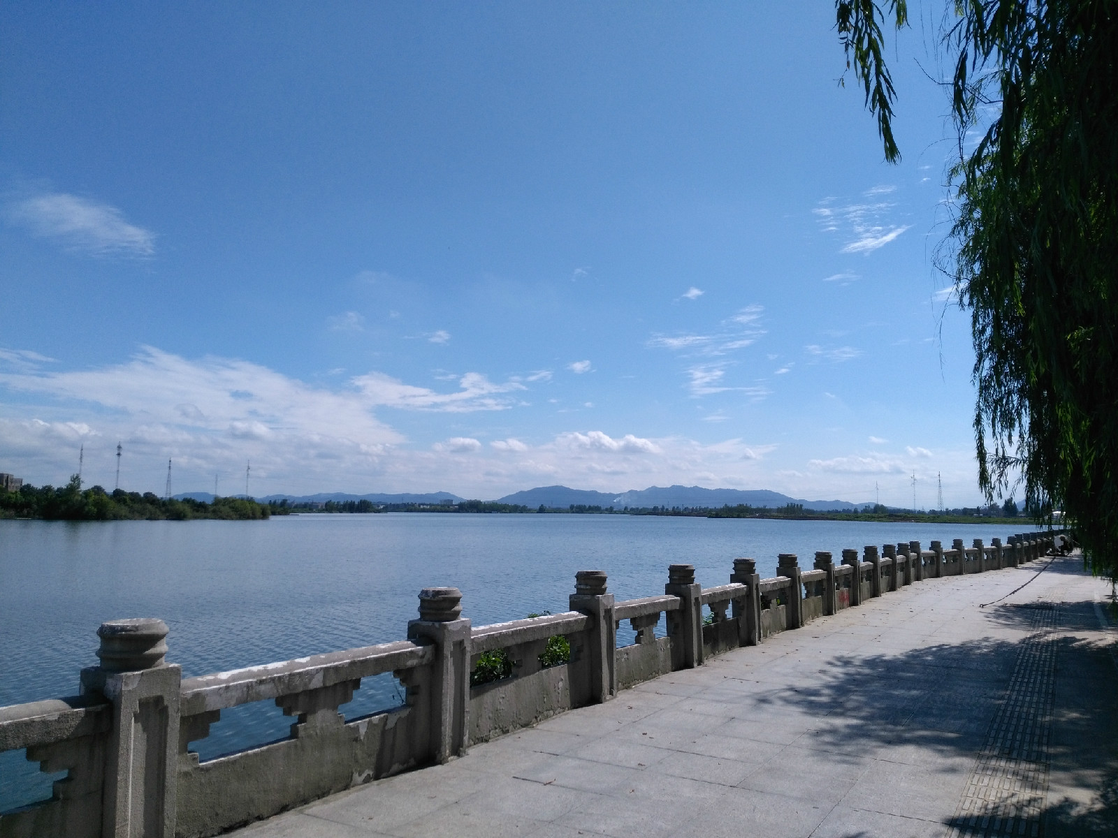 宜城市鲤鱼湖环湖步道之一情侣路步道