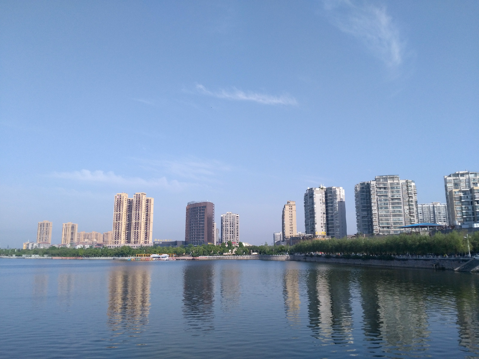 宜城市鲤鱼湖环湖步道之一情侣路步道