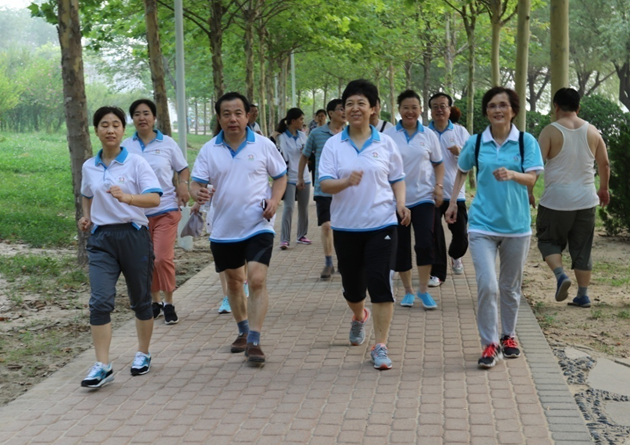 相聚健康步道相约日行万步德州市德城区开展实地健走活动
